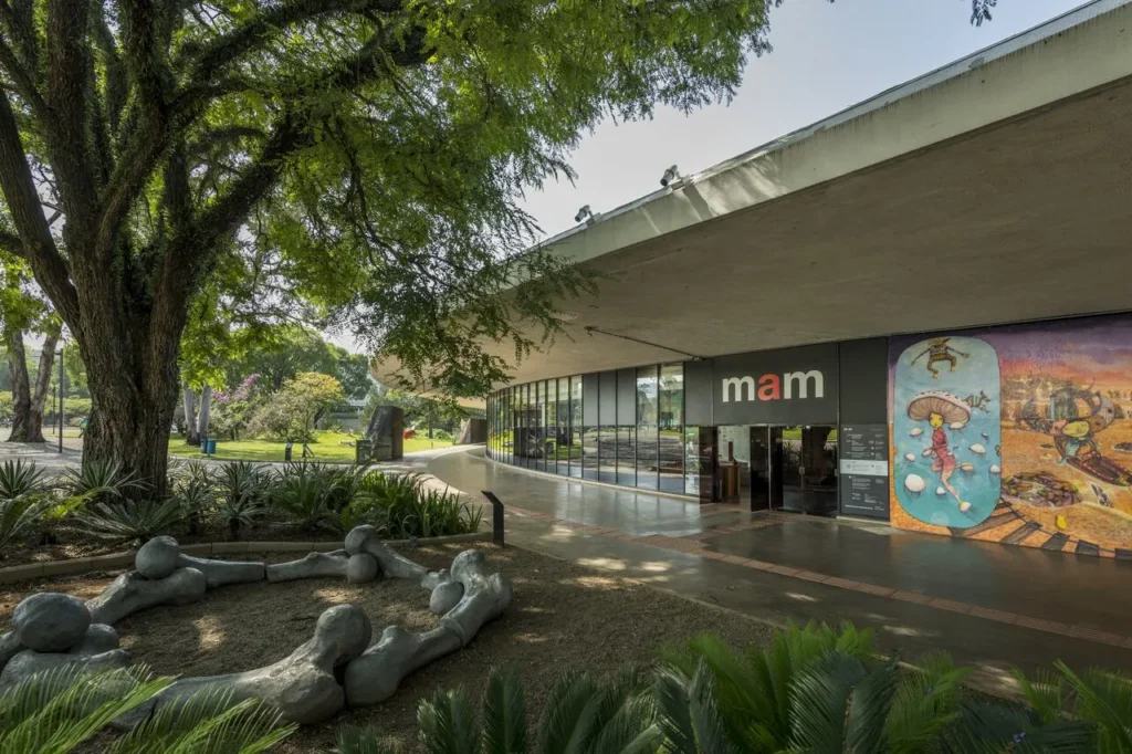 Interior do Museu de Arte Moderna de São Paulo (MAM) com novas instalações e iluminação moderna
