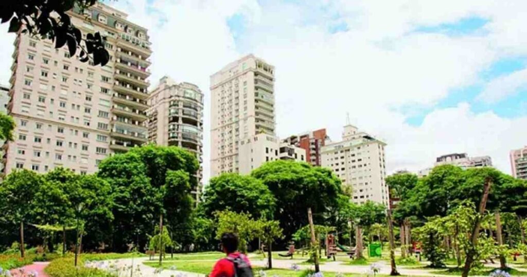 Pessoas se divertindo em um festival de música no Parque do Povo, São Paulo