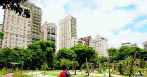 Pessoas se divertindo em um festival de música no Parque do Povo, São Paulo