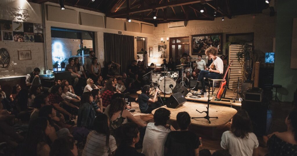 Público apreciando um show intimista do Sofar Sounds em São Paulo