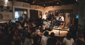 Público apreciando um show intimista do Sofar Sounds em São Paulo