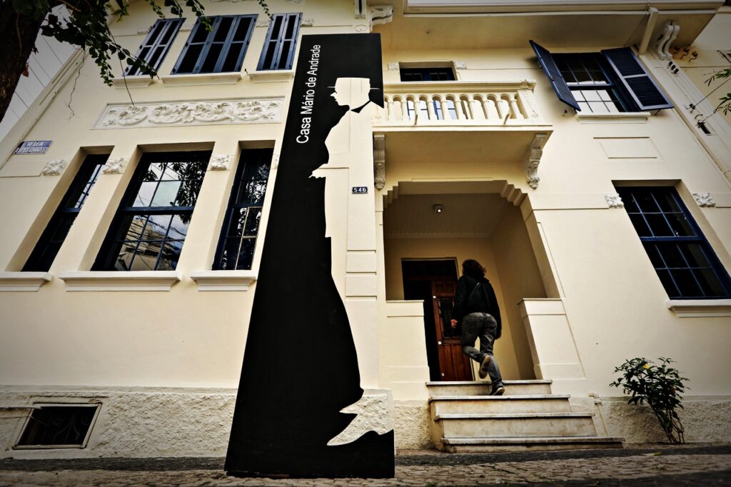 Visita à Casa Mário de Andrade, um espaço cultural em São Paulo dedicado à literatura brasileira.