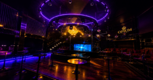 Ambiente sofisticado da Opium Club em São Paulo, com iluminação moderna e espaços de convivência
