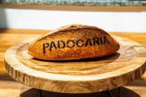 Imagem de uma padaria típica de São Paulo, exibindo pães frescos e produtos de confeitaria