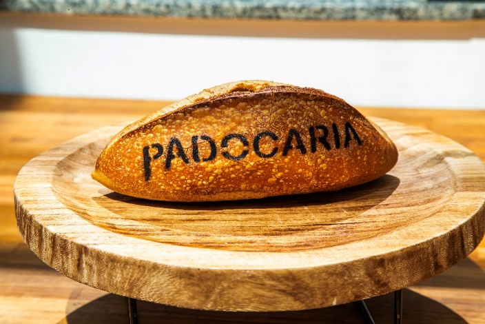 Imagem de uma padaria típica de São Paulo, exibindo pães frescos e produtos de confeitaria
