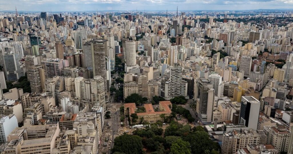Vista panorâmica da República em São Paulo destacando a arquitetura histórica e moderna.