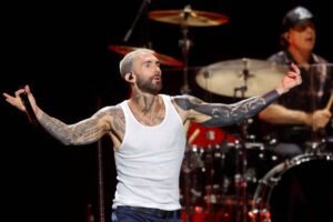 Artistas se apresentando no Rock in Rio e em São Paulo, incluindo Maroon 5, Demi Lovato, Machine Gun Kelly, Laufey, John Summit, Nova Twins, MC Taya, The Mönic e Sofi Tukker.