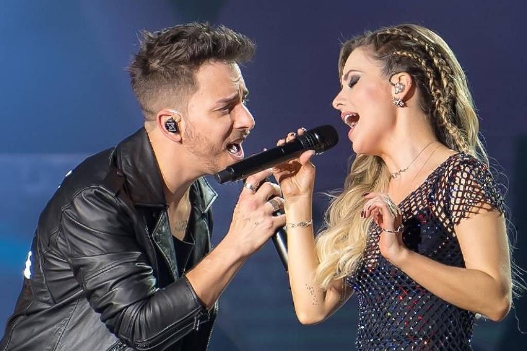 Sandy e Junior durante a turnê de reencontro de 2019.