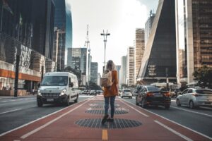 Vista panorâmica de São Paulo com a Avenida Paulista e arranha-céus ao fundo