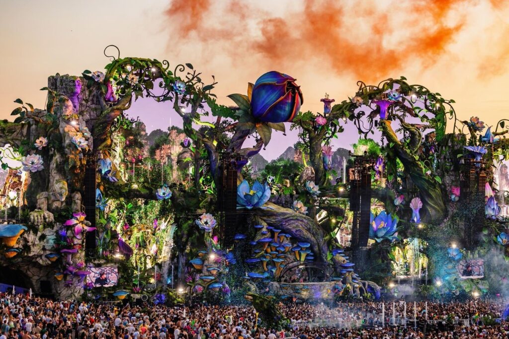 Logo do Tomorrowland Brasil 2027 com fundo colorido e elementos gráficos representando a música eletrônica