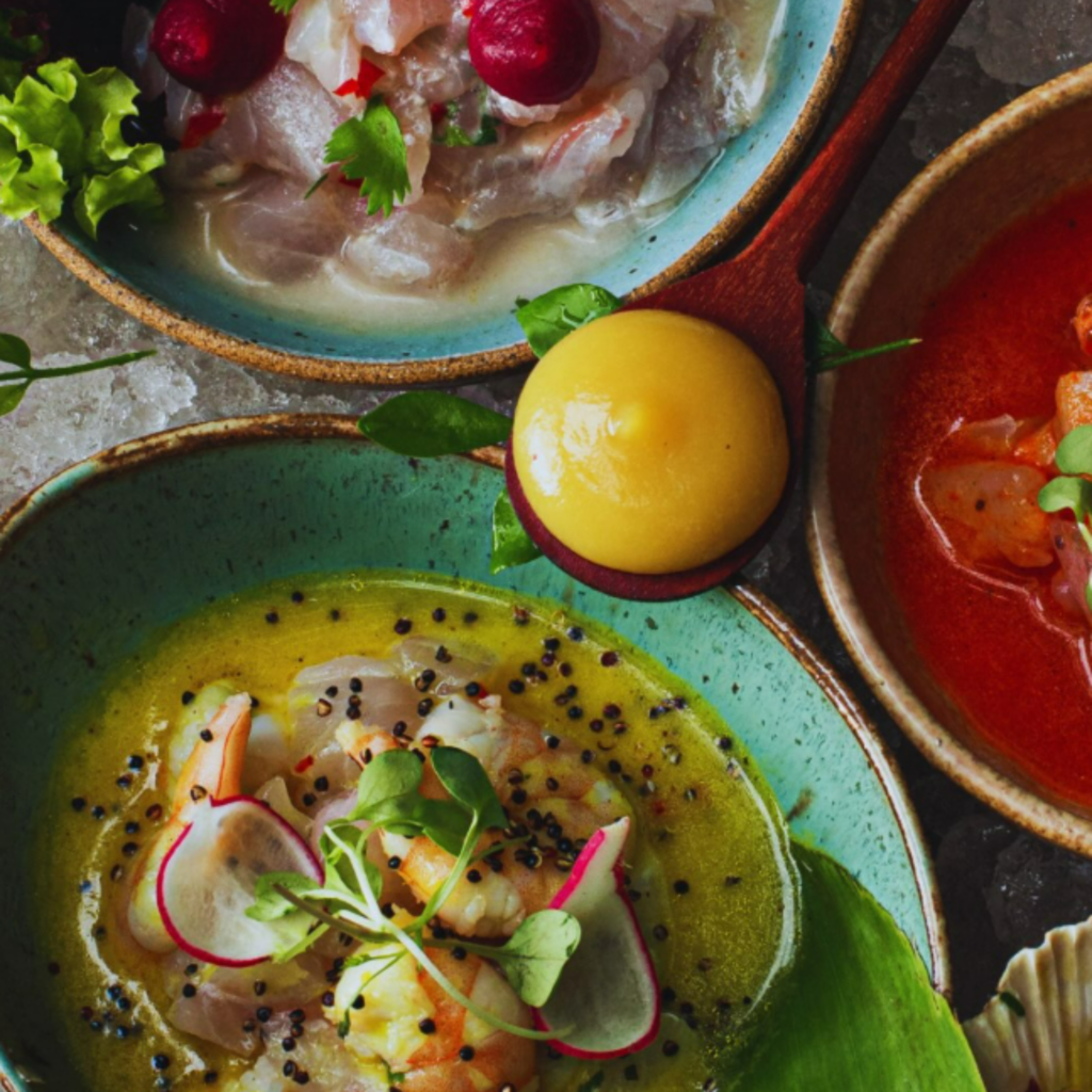 Prato típico da culinária amazônica em um restaurante de São Paulo, mostrando ceviche e tuccupi