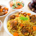 Prato típico de comida Halal com esfihas, kibe cru e kaftas no restaurante Al Tanur em São Paulo