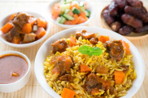 Prato típico de comida Halal com esfihas, kibe cru e kaftas no restaurante Al Tanur em São Paulo