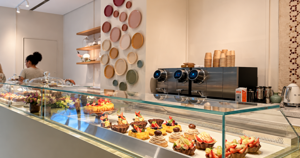 Café Herbária no Rosewood São Paulo com decoração artística feminina