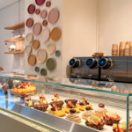 Café Herbária no Rosewood São Paulo com decoração artística feminina