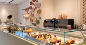 Café Herbária no Rosewood São Paulo com decoração artística feminina