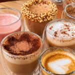 Café cappuccino com decoração floral servido em uma cafeteria pet friendly em São Paulo