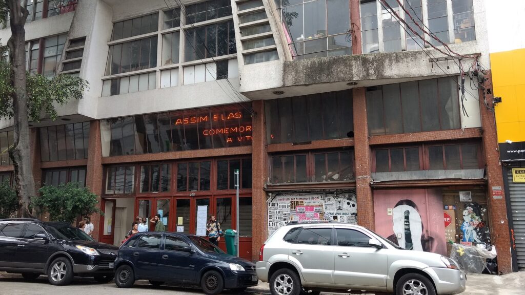 Fachada da Casa do Povo no Bom Retiro, São Paulo, destacando a arquitetura flexível e o ambiente cultural vibrante