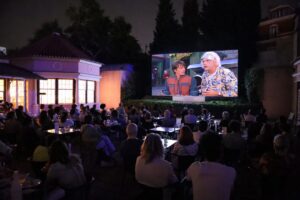 Pôster do filme De Volta para o Futuro com a imagem icônica do DeLorean e Marty McFly