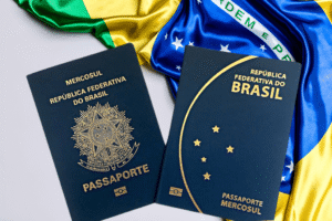 Pessoa preenchendo formulário para solicitação de passaporte