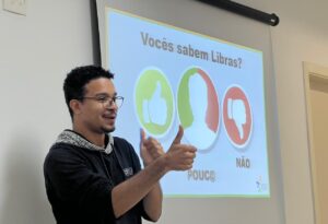 Participantes aprendendo Libras em um ambiente online