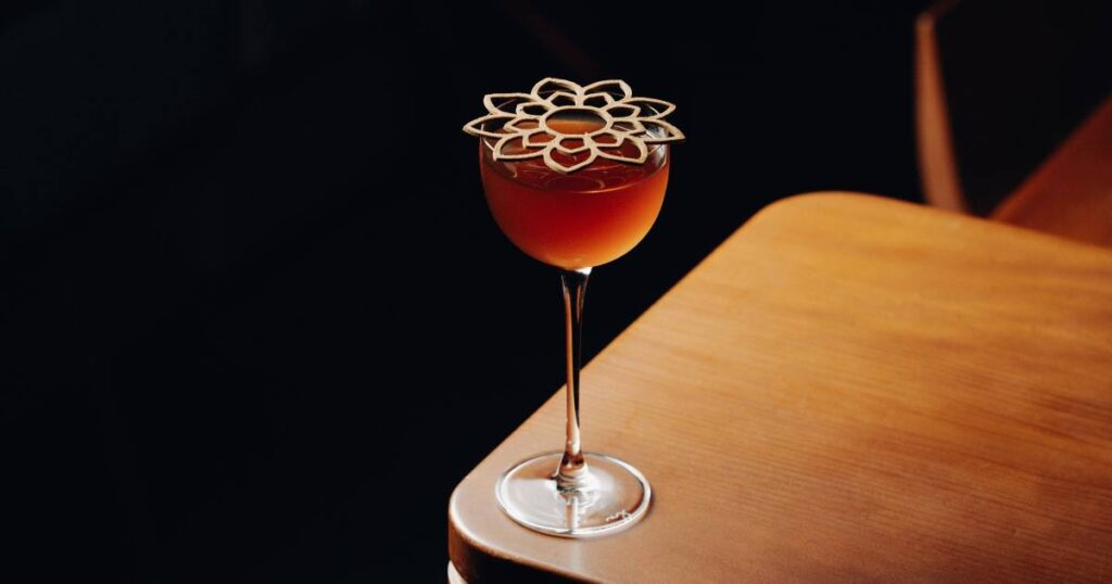 Bar Exímia em São Paulo, com iluminação suave e coquetéis criativos