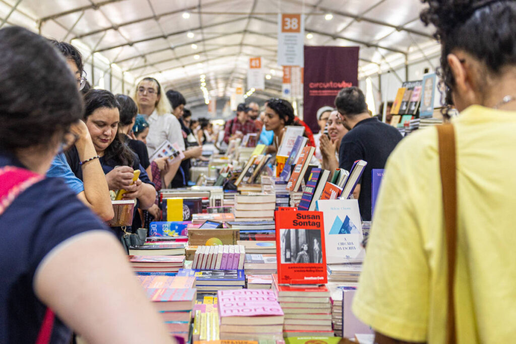 Festa do Livro da USP com várias editoras participantes, destacando a diversidade literária.