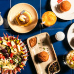 Visitantes degustando comidas no Folha Gourmet Festival no Parque Villa-Lobos