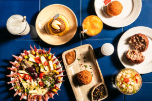 Visitantes degustando comidas no Folha Gourmet Festival no Parque Villa-Lobos