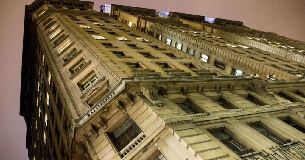 Decorações de Halloween em São Paulo com abóboras, fantasmas e outros símbolos do Dia das Bruxas