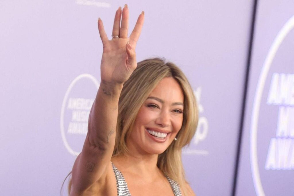 Hilary Duff se apresentando ao vivo no show da turnê The Lucky Me Tour em São Paulo