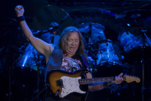 Fãs do Iron Maiden se preparando para o show em São Paulo com bandeiras e camisetas da banda.