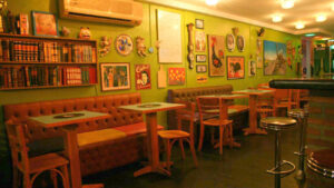 Ambiente vibrante e eclético do Lekitsch Bar com decoração kitsch e drinks inovadores.