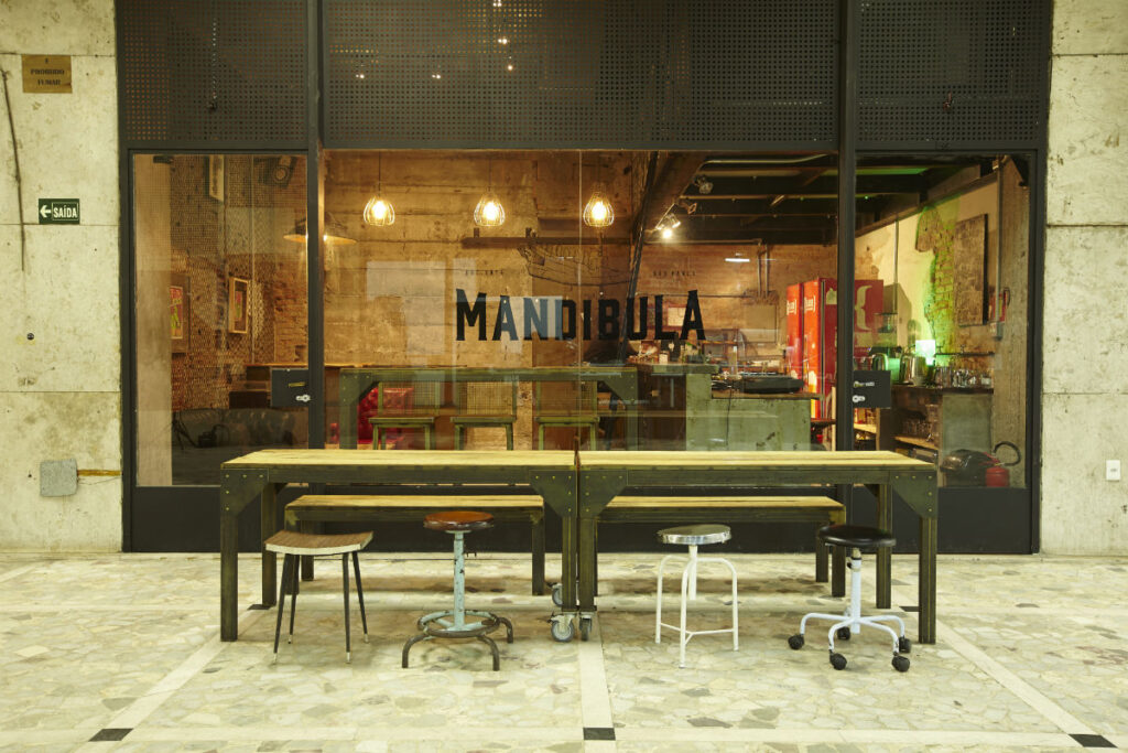Ambiente acolhedor do Mandíbula Bar em São Paulo