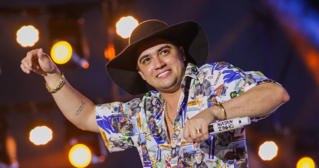 Natanzinho Lima se apresentando em show gratuito em Paraisópolis