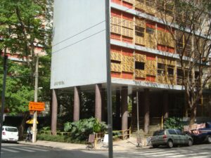 Fachada do Edifício Louveira em Higienópolis, destacando sua arquitetura inovadora e a relação com a Praça Vilaboim.