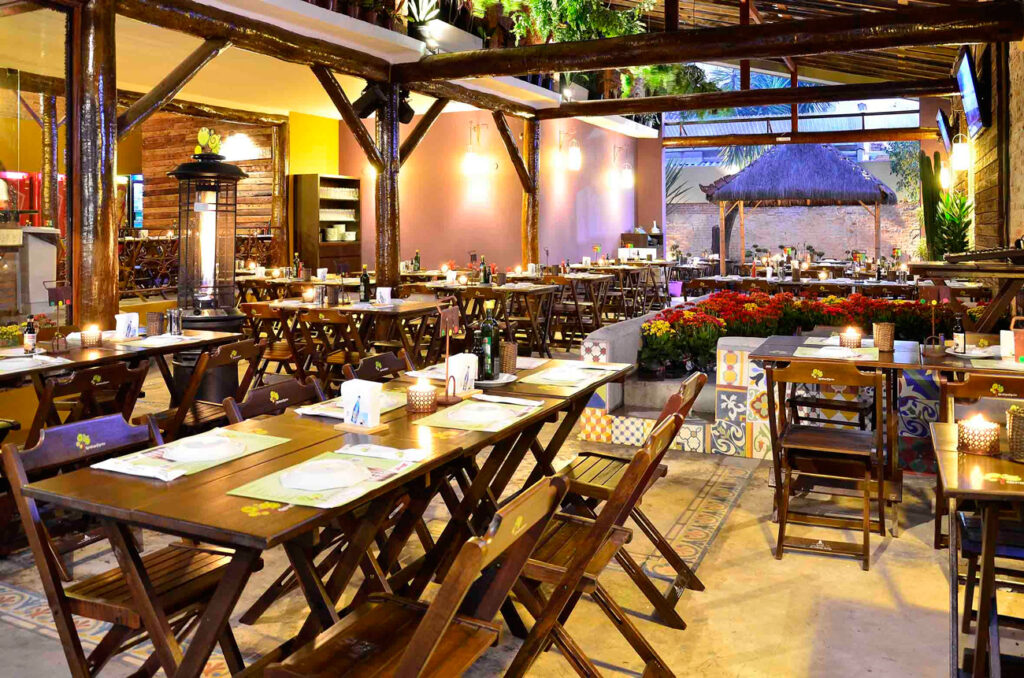 Bar e restaurante Quintal do Espeto no Tatuapé, iluminado com pessoas se divertindo