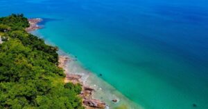 Praia de Iporanga no Guarujá, cercada pela vegetação da Mata Atlântica