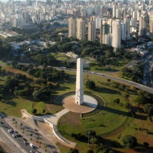 Vista do Parque do Ibirapuera em São Paulo, destacando seus jardins e lago