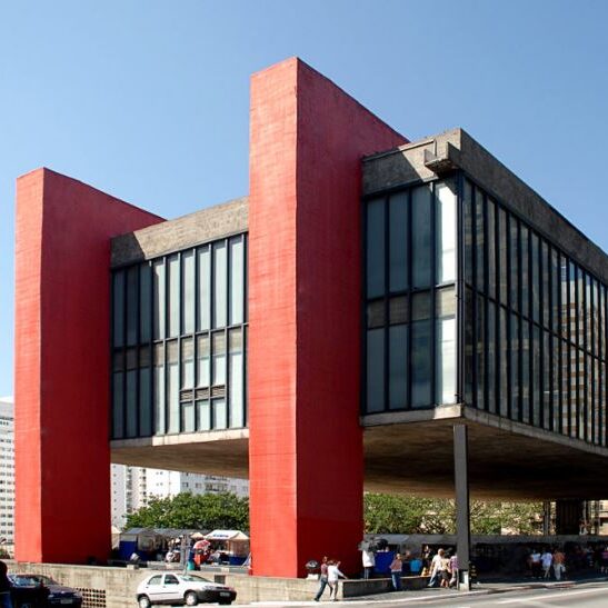 Museu de Arte de São Paulo (MASP) com sua arquitetura moderna e visitas de pessoas