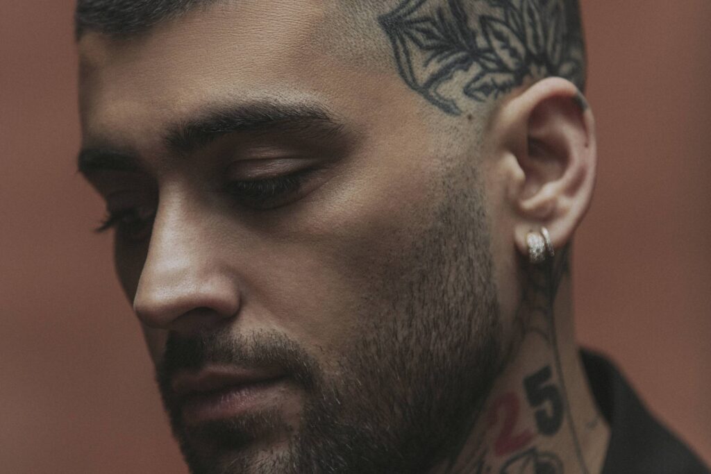 Zayn Malik e Robbie Williams se apresentando em shows de pop em São Paulo